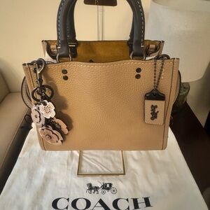 Coach 1941 Rogue 25 Beechwood with Tea Rose Charm